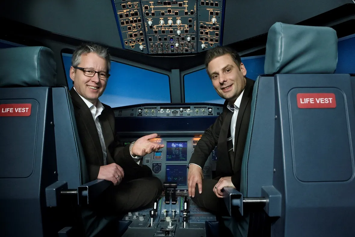 Trainer von Miesen & Partner im Cockpit eines Flugsimulators